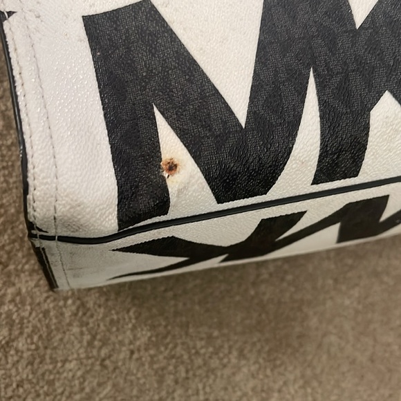 Michael Kors Kenly Large Tote Crossbody (black & white) - Picture 3 of 5